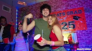 Lucy Foxx aparece haciendo xxx peliculas en una fiesta juvenil