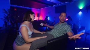 Lucy Lotus es la bbw xxx que mejor se mueve en este club nocturno