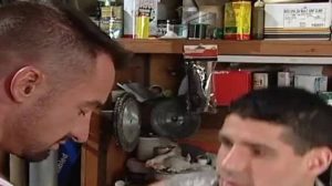 Ross Hurston y Tony Mecelli son dos gay follando en el taller