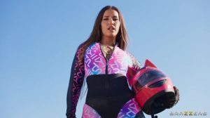 Ella deja su moto para follar con dos motorizados de elephant tube