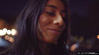 Este negro afortunado tendrá sexo con la vecina Violet Myers