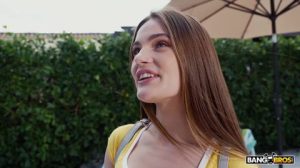 Las colegialas xxx curiosas acaban folladas al borde de la piscina