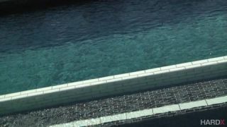 Las tetas fantásticas de august ames xxx brillan en la piscina