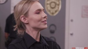 Rebel Rhyder hace sus videos livejasmin en la estación de policía