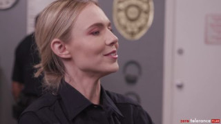 Rebel Rhyder hace sus videos livejasmin en la estación de policía