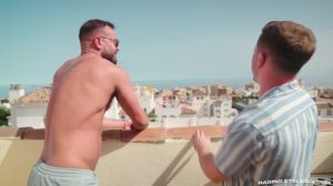 Sir Peter se calienta para hacer un porno gay latino con Andrew Delta