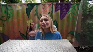 El heladero hace un porno en publico con una de sus bellas clientes