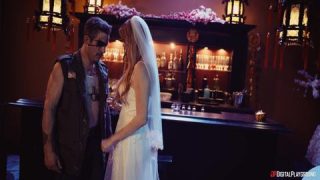 Elly Clutch es follada en el bar apetube mexicano antes de su boda