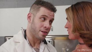 Kalli Grace con un médico que adora el sexo con travestis