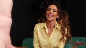 Scarlett Rose es una de las colegialas calientes de esta escuela
